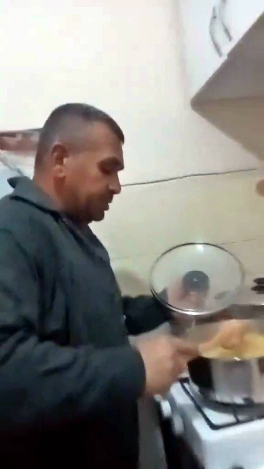 Çocuklarına hem baba, hem anne oldu: Duygulandıran videonun ardından dram çıktı! Evde yemek yapan baba beğeni topladı 22